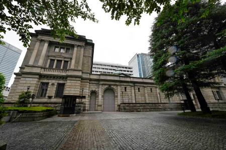 日銀本店＝１５日午前