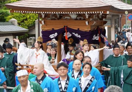 「青葉まつり」で披露された「花御堂渡御」で、山車から紙絵札を振りまく青葉娘たち＝１５日午後、和歌山県高野町