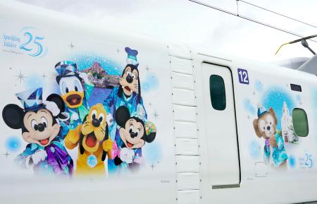 ディズニーキャラクターを描いた東海道新幹線の特別車両＝１５日午後、浜松市