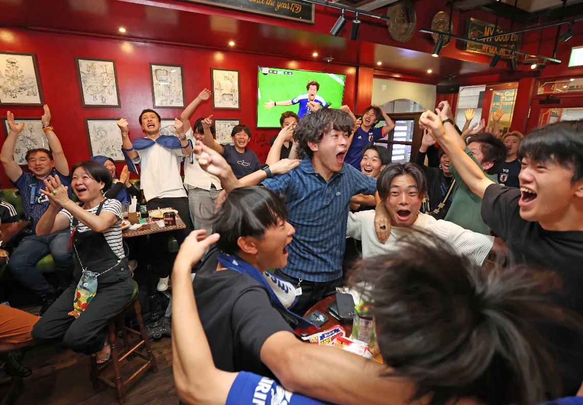 同点ゴールで「ニッポン」コールで盛り上がるサポーターら＝６月１５日、大分市中央町の「ＴＨＥ　ＨＩＶＥ」