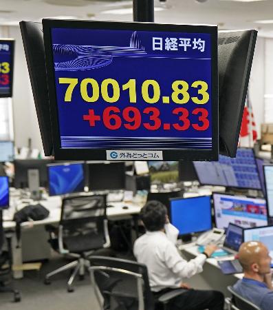 初めて７万円を超えた日経平均株価を示すモニター＝１６日午後、東京都港区の外為どっとコム