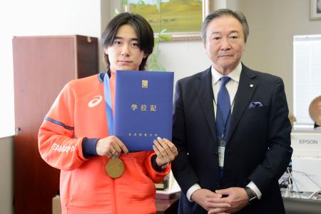 ミラノ・コルティナ冬季五輪金メダル獲得の報告で今春卒業した日体大を訪れたスノーボード男子の戸塚優斗（左）＝１６日、東京都世田谷区