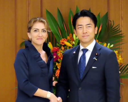 オランダのイェジルゲス副首相兼国防相（左）との会談に臨む小泉防衛相＝１６日午後、防衛省