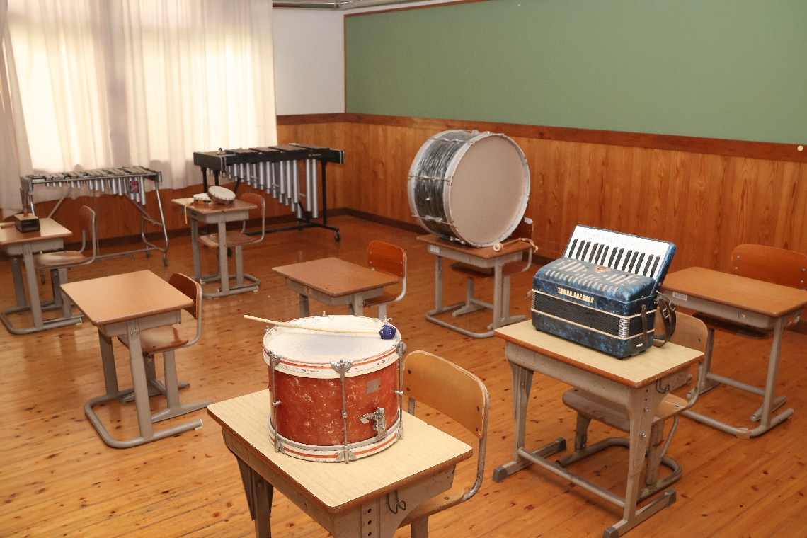 校舎や地域に眠っていた楽器も展示する
