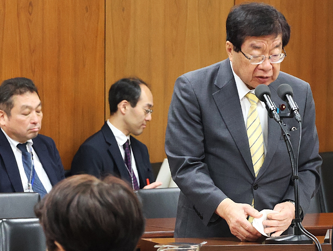 衆院法務委員会で改正案の趣旨を説明する平口洋法相（手前右）