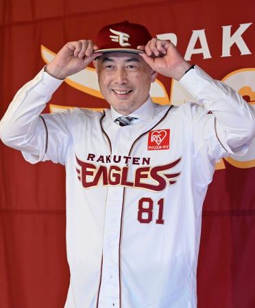 記者会見でポーズをとる、プロ野球楽天の新監督に就任する吉井理人氏＝１７日、仙台市