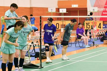 １５点制で実施されたバドミントンの全日本実業団選手権＝深谷市総合体育館