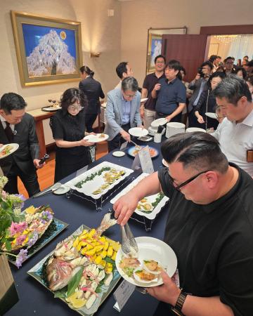 日本大使館のレセプションで日本産水産物を楽しむ参加者＝１７日、ソウル（共同）