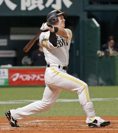 ９日の阪神戦で、通算１００本塁打となる先制２ランを放つソフトバンク・栗原＝みずほペイペイドーム