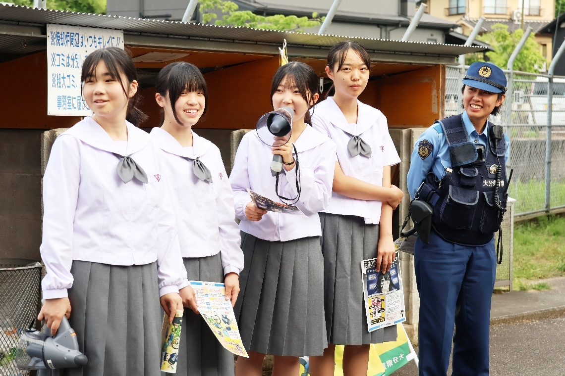 拡声器を使い「気を付けて帰ってね」と呼びかける生徒