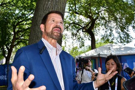 米ワシントンで記者団の取材に応じる「フリーダム２５０」のキース・クラックＣＥＯ＝１７日（共同）