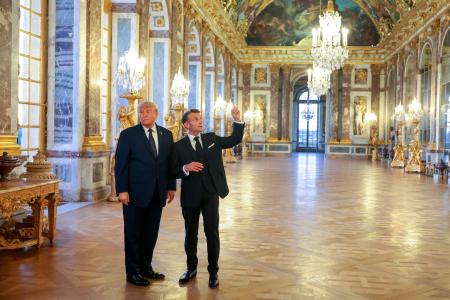 フランスのマクロン大統領（右）の案内でパリ郊外のベルサイユ宮殿を見学するトランプ米大統領＝１７日（ゲッティ＝共同）