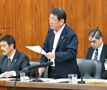 参院外交防衛委員会で答弁する茂木外相（中央）＝１８日午後