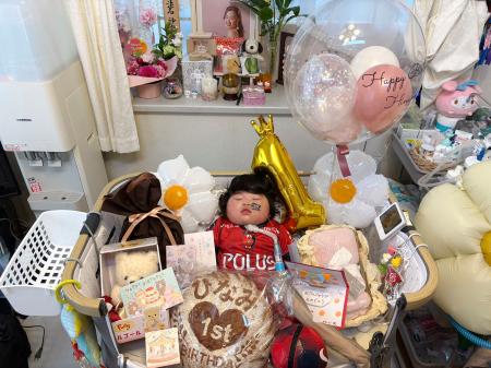 １歳の誕生日を迎えた研谷日七未ちゃん＝５月２１日（父友太さん提供）
