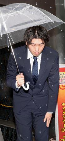 保釈され、頭を下げるバレーボール元日本代表の佐藤駿一郎被告＝１８日午前、東京都港区