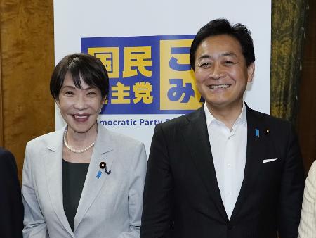 ２０２６年度補正予算案が衆院を通過し、国民民主党の玉木雄一郎代表（右）にあいさつに訪れた高市早苗首相＝４日、国会
