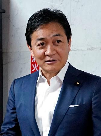 記者団の取材に応じる国民民主党の玉木代表＝１８日午前、国会