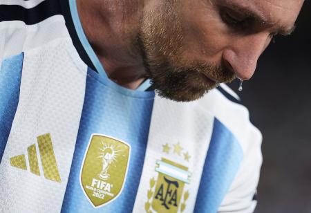 アルジェリア戦中、メッシの鼻先から落ちるしずく＝１６日、カンザスシティー（ＦＩＦＡ提供、ゲッティ＝共同）