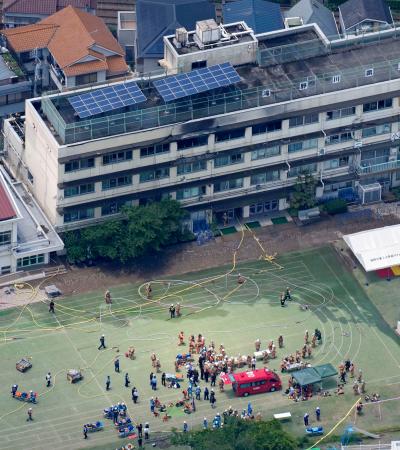 火災があった東京都北区立滝野川第三小＝１９日午前１１時５１分（共同通信社ヘリから）