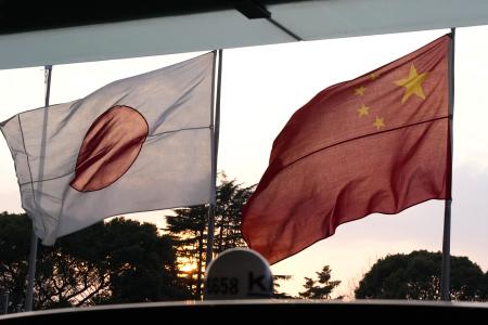 東京都内のホテルに掲げられた日本と中国の国旗＝２０２５年３月