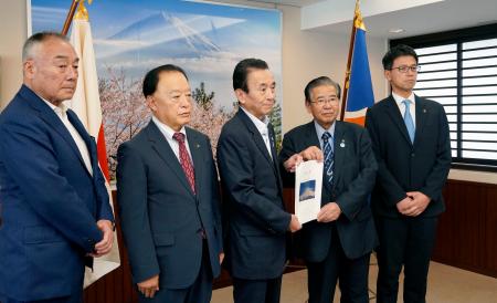 静岡県の鈴木康友知事（中央）に要望書を提出した富士山周辺自治体の首長ら＝１９日午後、静岡県庁