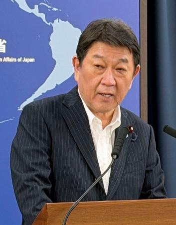 記者会見する茂木外相＝１９日午後、外務省