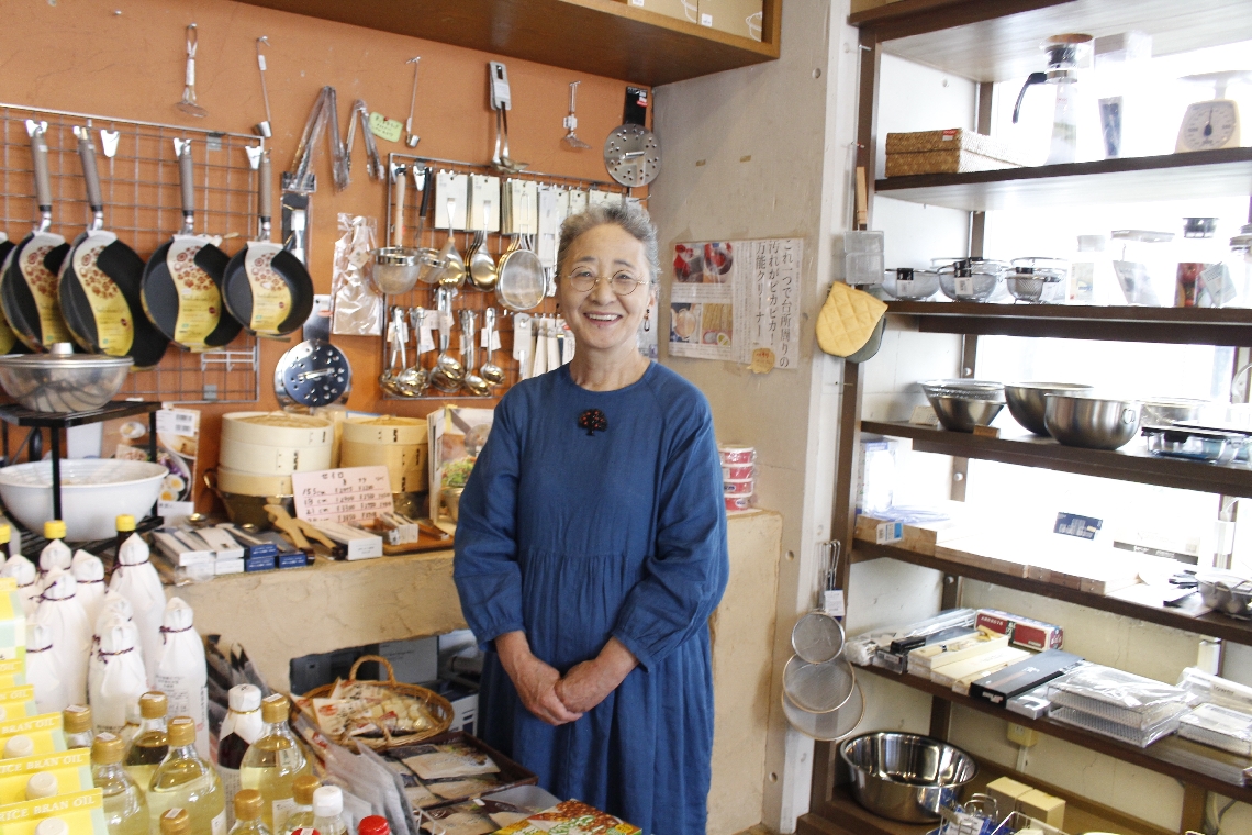２８日に閉店する大分市府内町の「クロワッサンの店」大分店。毎日の家事を楽しくするアイテムをそろえた店主の二階堂恵子さん
