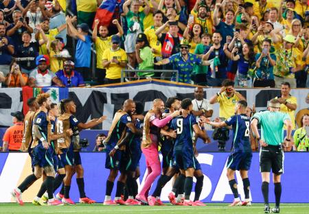 ブラジル―ハイチ　前半、自身２点目のゴールを決めたクニャ（９）を祝福するブラジルの選手たち＝フィラデルフィア（共同）