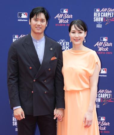 ２０２５年７月、米大リーグ、オールスター戦前のレッドカーペットショーに参加したドジャース・大谷翔平選手と妻真美子さん＝アトランタ（共同）