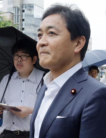 記者団の取材に応じる国民民主党の玉木代表＝２０日午後、富山市