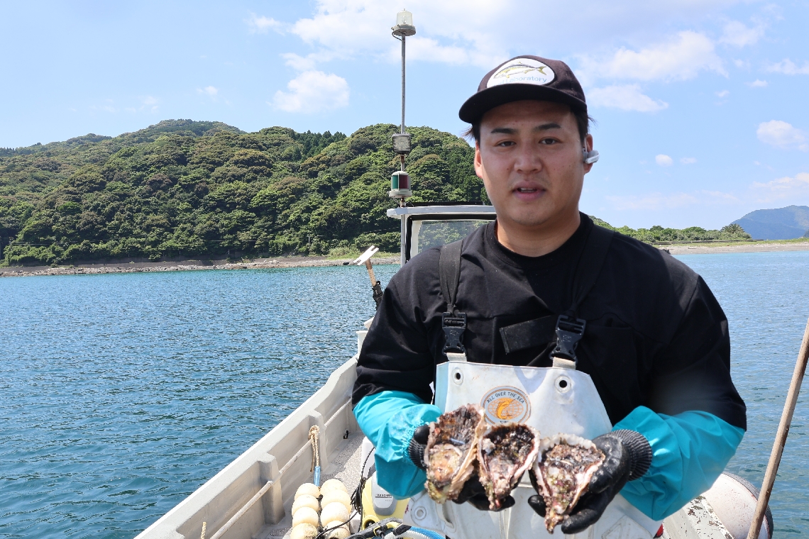 稚貝から育てた岩ガキの初出荷にこぎ着けた早川さん＝佐伯市蒲江沖