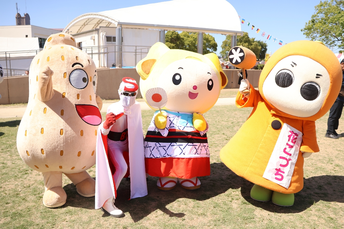 左から、ラッピー＆カモン、昭和仮面、そばみちゃん、花こづち＝豊後高田市