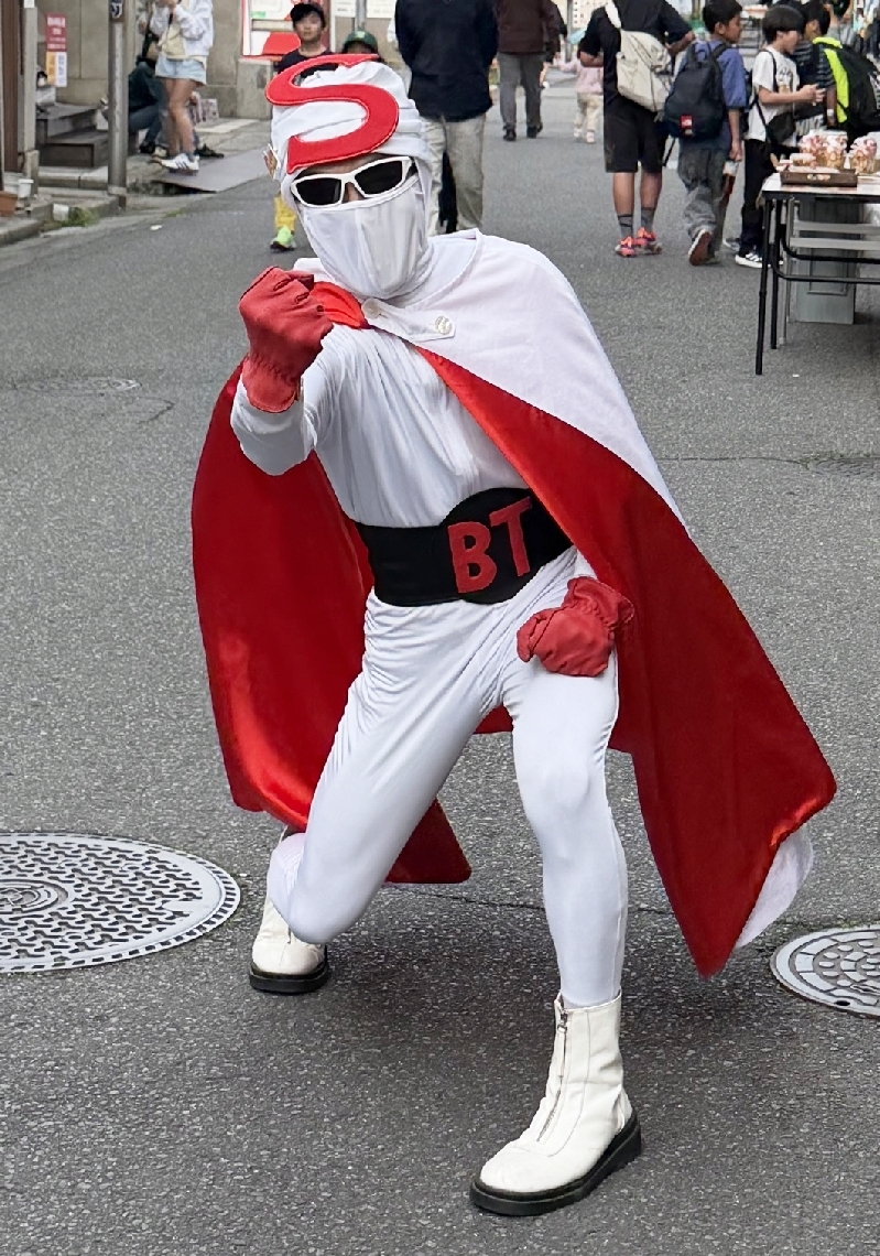 豊後高田昭和の町をＰＲするため、奮闘している昭和仮面＝４月、豊後高田昭和の町