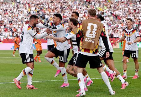 ドイツ―コートジボワール　試合終了間際、決勝ゴールを決めたウンダフ（左端）を祝福するドイツの選手たち＝トロント（ロイター＝共同）