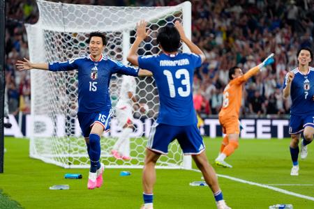 日本―チュニジア　前半、先制ゴールを決め喜ぶ鎌田（１５）＝モンテレイ（共同）