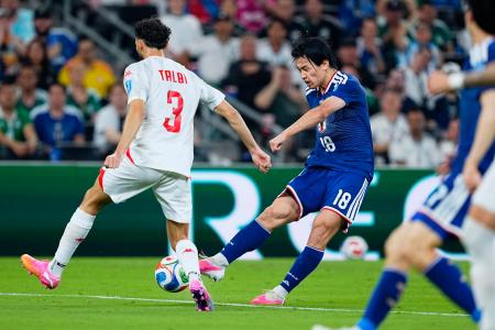 日本―チュニジア　前半、チーム２点目のゴールを決める上田（右）＝モンテレイ（共同）