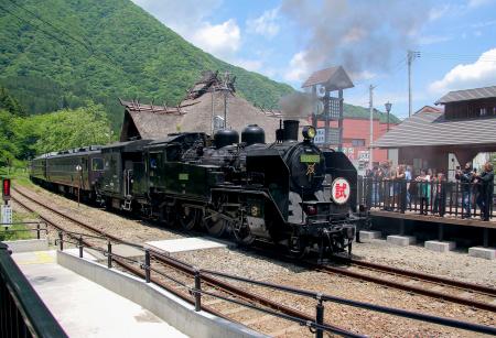 会津鉄道の区間を試運転する「ＳＬ大樹」＝５月、福島県下郷町（東武博物館提供）