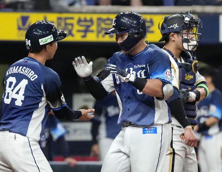 ４回、３ランを放ち迎えられる西武・渡部。捕手若月＝京セラドーム