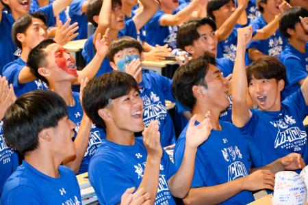 日本の４点目のゴールに盛り上がる、森保一監督の母校長崎日大高のサッカー部員＝２１日午後、長崎県諫早市