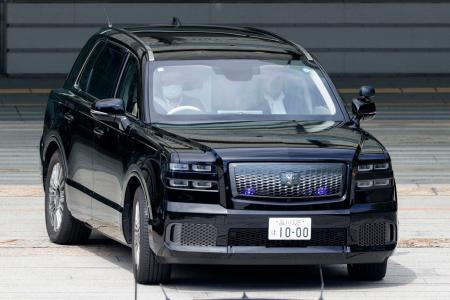 トヨタ自動車の最高級ブランド「センチュリー」のＳＵＶに新調された高市首相が移動で使う専用車＝２２日午前、首相官邸
