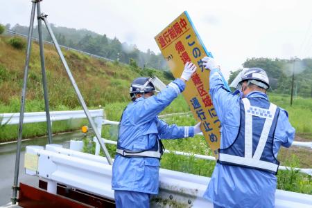 撤去される、立ち入り制限の立て看板＝２２日午前９時ごろ、福島県大熊町
