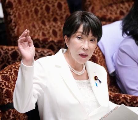 参院予算委で答弁のため挙手する高市首相＝２２日午後