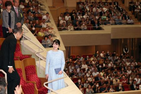 日本フィルハーモニー交響楽団の特別演奏会鑑賞のため、会場に到着された愛子さま＝２２日午後、東京都港区（代表撮影）