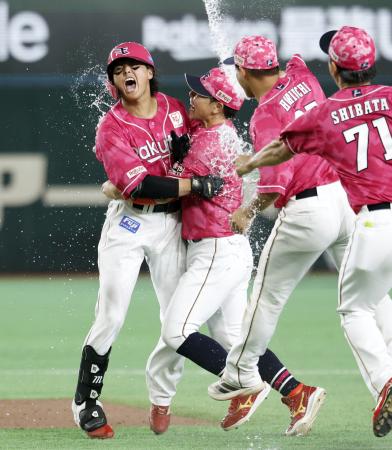 １２回、サヨナラ打を放ち、手荒い祝福を受ける楽天・黒川（左端）＝東京ドーム