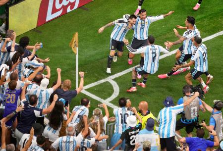 アルゼンチン―オーストリア　試合終了間際、自身２点目のゴールを決め喜ぶアルゼンチンのメッシ（１０）＝ダラス（共同）