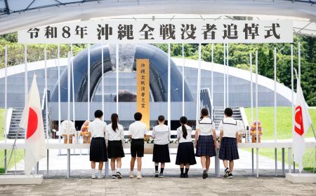 沖縄県糸満市の平和祈念公園で営まれた沖縄全戦没者追悼式＝２３日午後