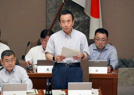 静岡県議会で答弁する鈴木康友知事。リニア中央新幹線静岡工区の着工に関して発言した＝２３日午前