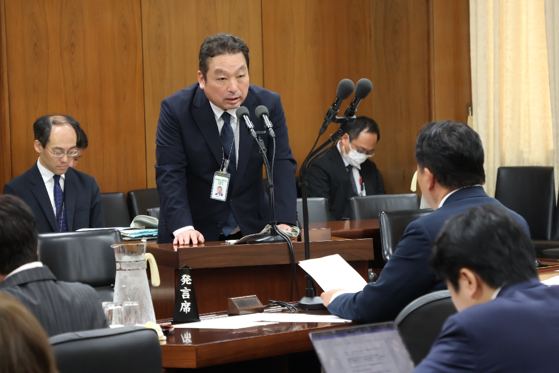 衆院法務委員会で答弁する法務省の佐藤淳刑事局長＝２４日、東京・永田町