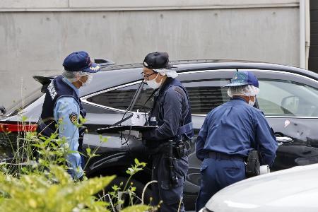 女性が見つかった駐車場を調べる群馬県警の捜査員ら＝２４日午前７時９分、群馬県高崎市