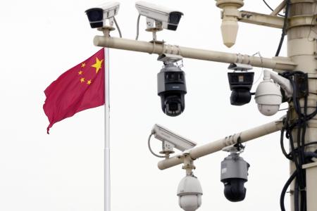 北京市内に設置された監視カメラと中国国旗＝３月（共同）